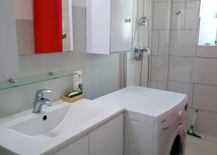 T2 Climatise Centre A 2 Pas De La - Fr-1-696-133